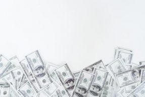 美国2021财年的联邦赤字达到2.8万亿美元，是历史上第高