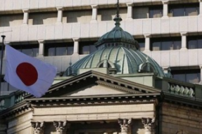 日本央行维持货币政策不变，并调降今年通胀预期