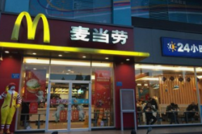 麦当劳正在计划裁员和重组，以加速餐厅扩张