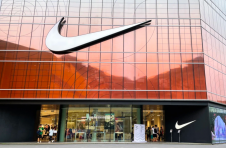 标普下调耐克信用评级至“A” 展望负面：转型阵痛与中国市场失速双重承压