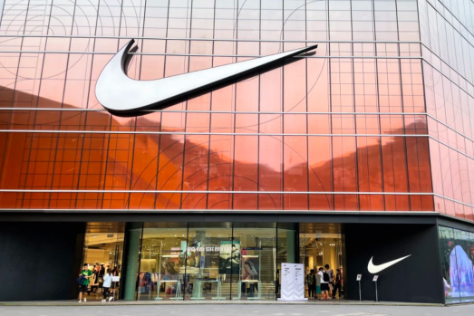 标普下调耐克信用评级至“A” 展望负面：转型阵痛与中国市场失速双重承压